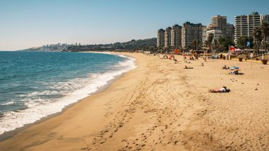 Vina del Mar, Şili 'deki plajlar. Vina del Mar, Şili 'nin en iyi plajlarından bazılarına ev sahipliği yapar. Başkent Santiago 'dan kolaylıkla ulaşılabilir. Bunlar tatil ve yaz tatilleri için popüler yerler..