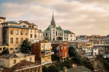 Şili 'nin Valparaiso kentinde, Lutheran Kutsal Haç Kilisesi' nin (Iglesia Luterana Alemana de La Santa Cruz) panoramik görüntüsü.).