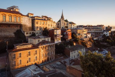 Şili 'nin Valparaiso kentinde, Lutheran Kutsal Haç Kilisesi' nin (Iglesia Luterana Alemana de La Santa Cruz) panoramik görüntüsü.).