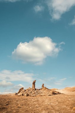 Ay Vadisi 'ndeki Les Tres Marias (Valle de la Luna), San Pedro de Atacama, Şili. Üç kaya oluşumunun üç farklı poziyonda Bakire Meryem 'e benzemesi gerekiyor..