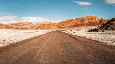 Ay Vadisi 'ndeki kaya oluşumları, kum tepeleri ve beyaz buharlaşmalar (Valle de la Luna), San Pedro de Atacama, Şili