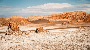 Ay Vadisi 'ndeki kaya oluşumları, kum tepeleri ve beyaz buharlaşmalar (Valle de la Luna), San Pedro de Atacama, Şili