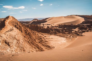 Ay Vadisi 'ndeki Mirador Achaches' deki kaya oluşumları ve kum tepeleri (Valle de la Luna), San Pedro de Atacama, Şili.