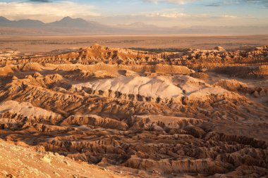 Ay Vadisi 'ndeki Mirador de Kari' de kaya oluşumları (Valle de la Luna), San Pedro de Atacama, Şili