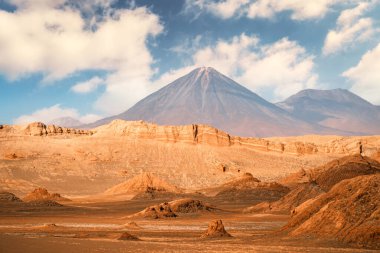 Ay Vadisi 'nden Volcano Lincanbur (Valle de la Luna), San Pedro de Atacama, Şili