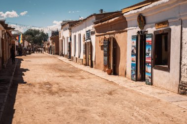 Caracoles, San Pedro de Atacama, Şili 'nin ana caddesi. Caracoles İspanyolcada salyangoz anlamına gelir ve ağır tuz taşıyan salyangoz temposunda yürüyen madencileri hatırlatır.
