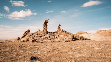 Ay Vadisi 'ndeki Les Tres Marias (Valle de la Luna), San Pedro de Atacama, Şili. Üç kaya oluşumunun üç farklı poziyonda Bakire Meryem 'e benzemesi gerekiyor..