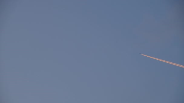 Mavi Gökyüzündeki Bir Uçaktan Gelen Uzun Bir — Stok video