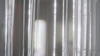 Metalleşmiş folyodan yapılmış dekoratif perde. Şenlikli arka plan, pırıl pırıl gümüş parıltılar