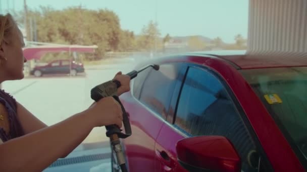 Oto Yıkamada Araba Yıkayan Bir Kadının Kamerasında Yüksek Basınçlı Elektrikli — Stok video