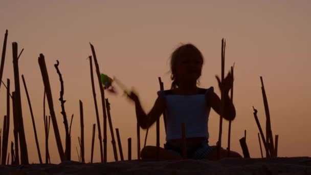 Ein Einsames Mädchen Strand Baut Nachdenklich Ein Bambusgehege Und Legt — Stockvideo