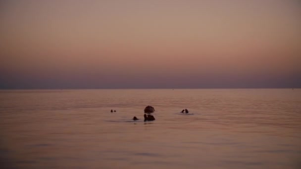 Adolescent Plongé Cou Dans Mer Les Yeux Levés Vers Ciel — Video