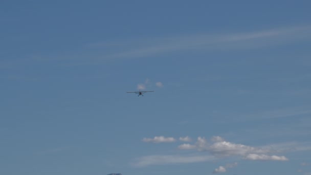 Mały Śmigłowiec Lecący Niebieskim Niebie Kamera Działa Powoli Samolot Leci — Wideo stockowe