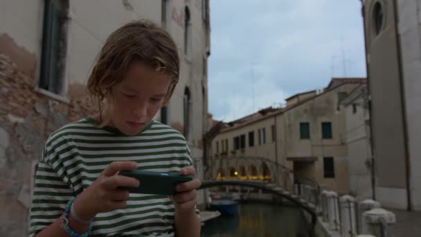 Jugendlicher Sein Smartphone Vertieft Inmitten Der Historischen Kanäle Und Architektur — Stockvideo