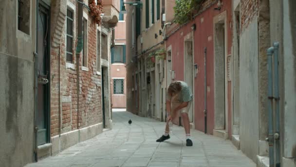 Ein Teenager Macht Den Flaschenwurf Auf Einer Straße Venedig Italien — Stockvideo