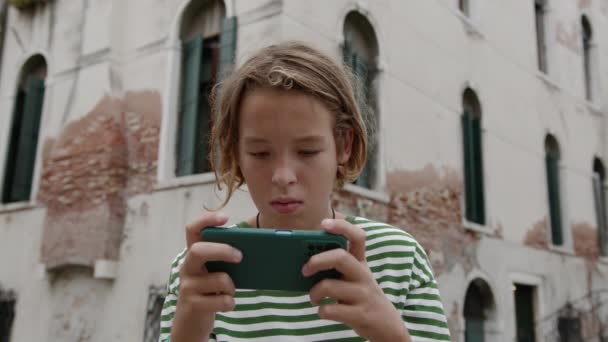 Teenager Steht Venedig Mit Alten Gebäuden Hintergrund Und Blickt Auf — Stockvideo