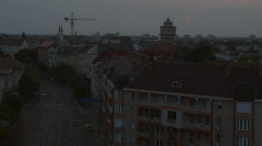 Gün batımında Szeged şehrinin görüntüsü günden geceye değişiyor.