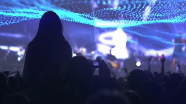 Silhouette Eines Mädchens Auf Irgendwelchen Schultern Bei Einem Laserbeleuchteten Konzert — Stockvideo