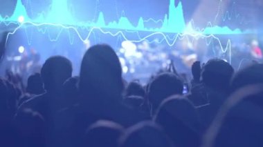 Kalabalık ellerini kaldırmış, müzik konserinin keyfini çıkarıyor, mavi ses dalgası örtüşüyor - yavaş çekim