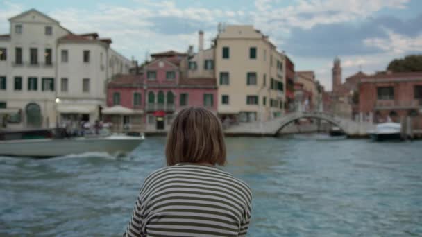 Zadní Pohled Teenagera Pruhované Košili Jak Pozoruje Historické Budovy Benátského — Stock video