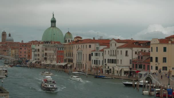 圣西蒙皮科洛著名教堂及其绿色穹顶和周边历史建筑的威尼斯大运河概览 — 图库视频影像