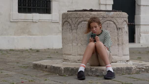 Mladík Pruhované Košili Sedí Benátském Náměstí Zabraný Telefonu Opíraje Architektonický — Stock video