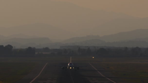 Fényképezőgép Dönti Függőlegesen Követi Jet Ahogy Emelkedik Kifutópályán Ellen Naplemente — Stock videók