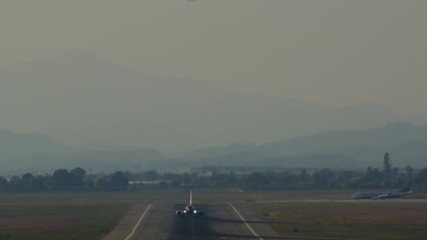 Egy Frontális Távolsági Felvétel Egy Repülőgépről Amint Felszáll Repülőtérről Hegyi — Stock videók