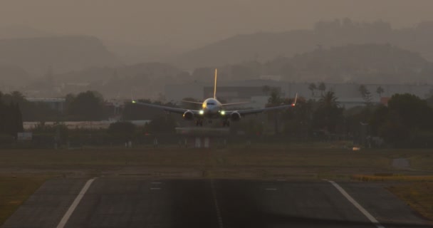 Samolot Odrzutowy Ląduje Zmierzchu Emitując Dym Opon Zwolniony Ruch — Wideo stockowe