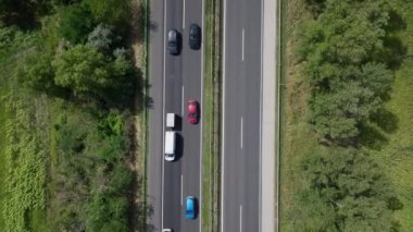 Drone farklı trafik koşullarını bir şeritte sıkışıklık ve diğer şeritte normal akış ile yakalıyor, Almanya