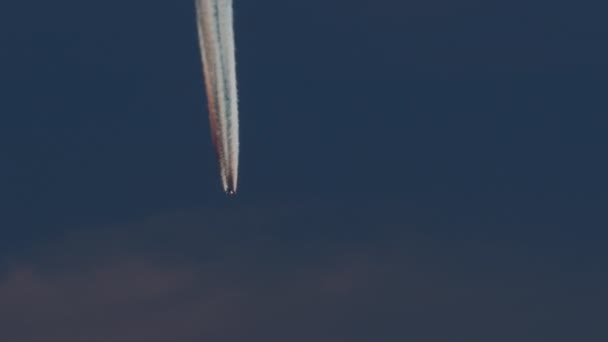 Telefoniczne Ujęcie Samolotu Żywym Kontrastem Błękitnym Niebie — Wideo stockowe