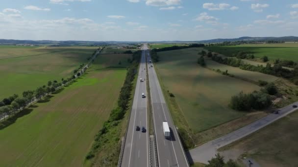 Drone Avancerar Över Livlig Fyrfilig Österrikisk Autobahn Fånga Sommartrafikscenen — Stockvideo