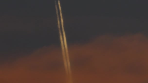 Jet Contraatac Luminos Împotriva Unui Cer Portocaliu Apus — Videoclip de stoc