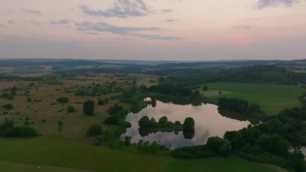 Drone Fångar Den Fridfulla Reflektionen Himlen Skogssjön — Stockvideo