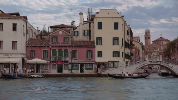 Venice Italy July 2023 Ancient Buildings Bridge Canal Boats — Stock Video