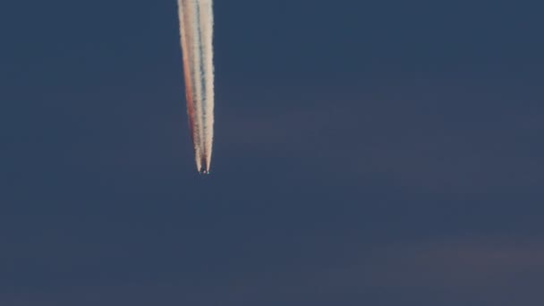 Jet Verlaten Kleurrijke Contrails Schemering Hemel — Stockvideo