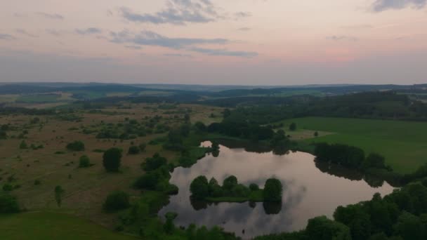 Drone Rör Sig Framåt Över Sjön Avslöjar Natur Skönhet — Stockvideo
