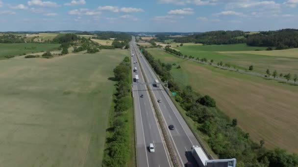 Flygfoto Livlig Motorväg Ristning Genom Grönskande Landsbygd Med Filmisk Utsikt — Stockvideo