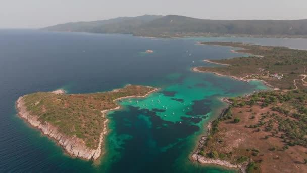 前方に移動するドローンの空中撮影 アジール海がセレン半島の険しい端にキス孤立した海岸線の自然の美しさをキャプチャ — ストック動画