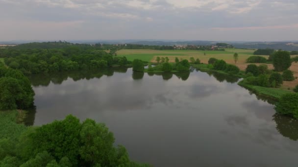 空中无人驾驶飞机在宁静的湖面上空飞行 反射着云彩 — 图库视频影像