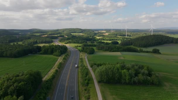 Flygbilder Som Fångar Motorväg Med Vindkraftverk Fjärran — Stockvideo