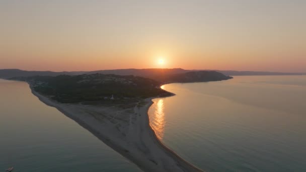 Drone Rejestruje Spokojny Świt Wycofujący Się Nad Piaszczystą Plażą Przylądka — Wideo stockowe