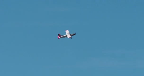 バックグラウンドの深い青空で飛行中に撮影された小さな飛行機は 個人的な航空を表します — ストック動画