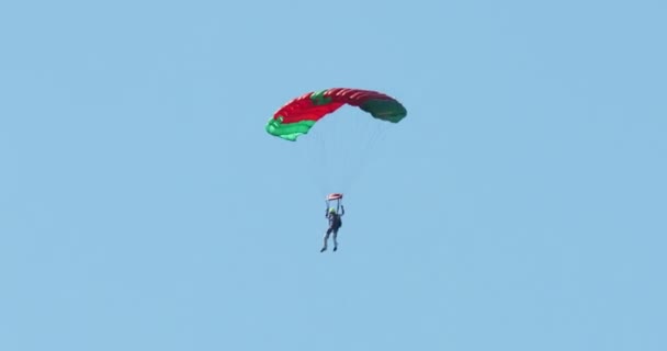Samotny Paralotniarz Wznosi Się Błękitnym Niebie — Wideo stockowe