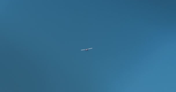 Ett Segelflygplan Med Hög Vingbredd Mitt Flygningen Över Ett Landsbygdslandskap — Stockvideo