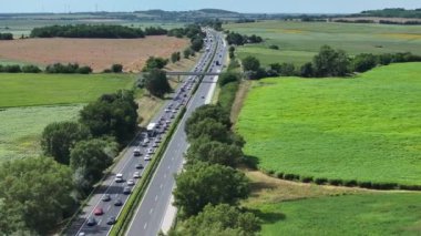 Yazın karşı şeritte tek yönlü trafik sıkışıklığı ve hareket eden araçların hava görüntüsü, Almanya
