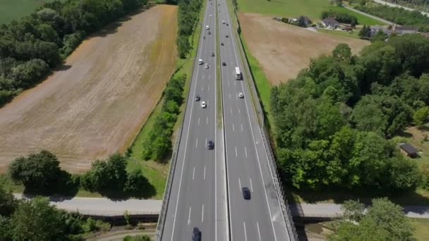 Drohne Rast Langsam Über Belebte Sechsspurige Deutsche Autobahn — Stockvideo