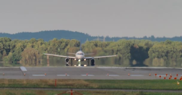 Commercial Airplane Taking Runway Backdrop Lush Trees Munich Germany — Stock Video