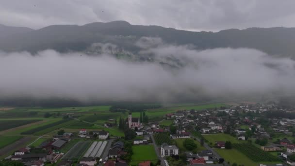 Barrer Izquierda Derecha Vista Del Dron Sobre Paisaje Niebla Dolomita — Vídeo de stock