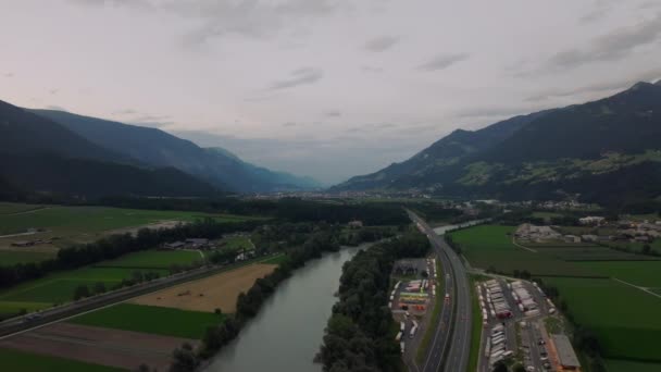 Vista Aérea Del Dron Volando Lentamente Sobre Río Una Carretera — Vídeo de stock
